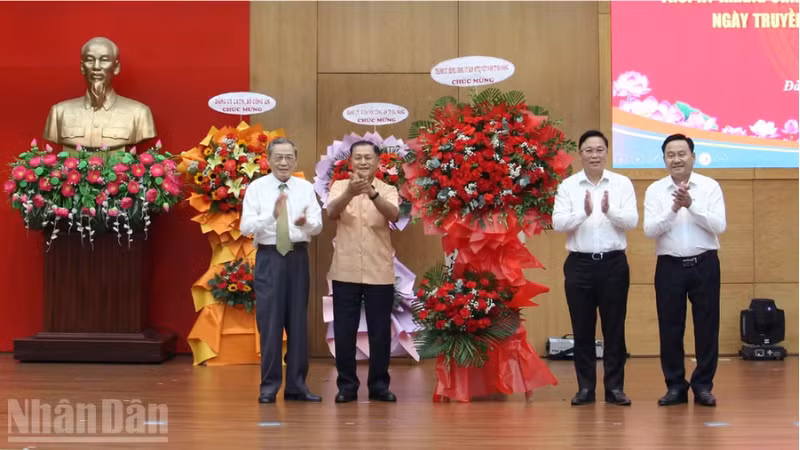 Tặng hoa chúc mừng, tri ân cán bộ Ban An ninh Quảng Đà và Ban An ninh Quảng Nam.