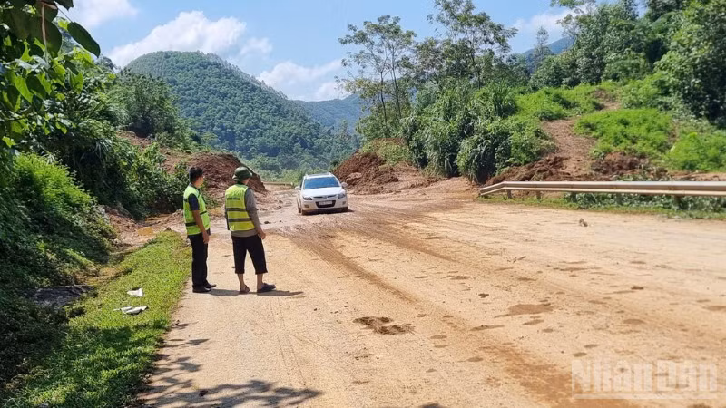 Vào lúc 11 giờ ngày 9/10, tuyến Thái Nguyên-Chợ Mới đã được thông đường sau hơn 2 ngày bị tắc do sạt lở đất tại Km97+300 với khoảng 11.000m3 đất đá tràn xuống đường. 