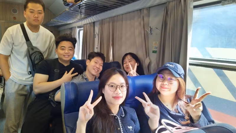 Một nhóm bạn thân trên tàu tuyến Hà Nội-Hải Phòng.