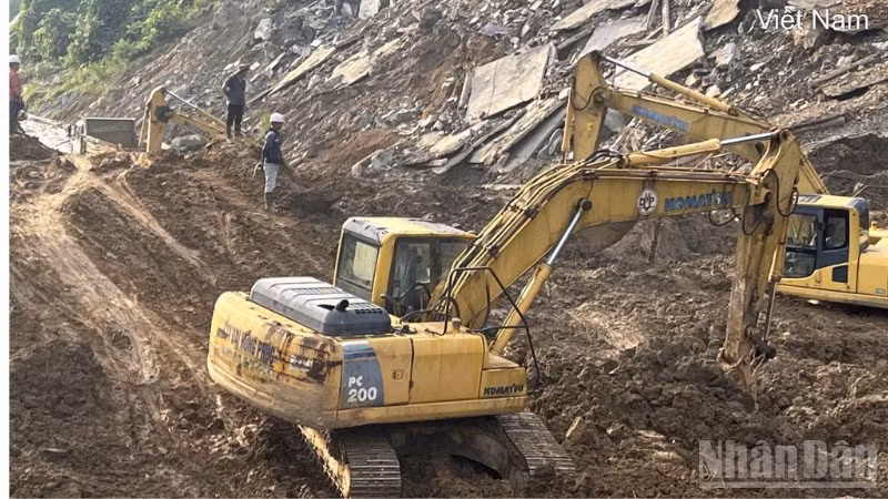 Công tác khắc phục hậu quả bão số 15 và mưa lũ tại miền trung và Tây Nguyên đang được tiếp tục khắc phục.