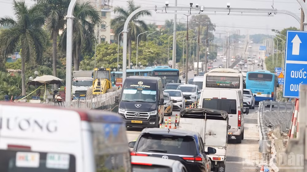 Sở Xây dựng Hà Nội khuyến cáo người dân khi lưu thông qua khu vực cầu Thăng Long cần chú ý quan sát hệ thống biển báo, chấp hành hướng dẫn của lực lượng chức năng và chủ động lựa chọn lộ trình phù hợp trong thời gian thi công.