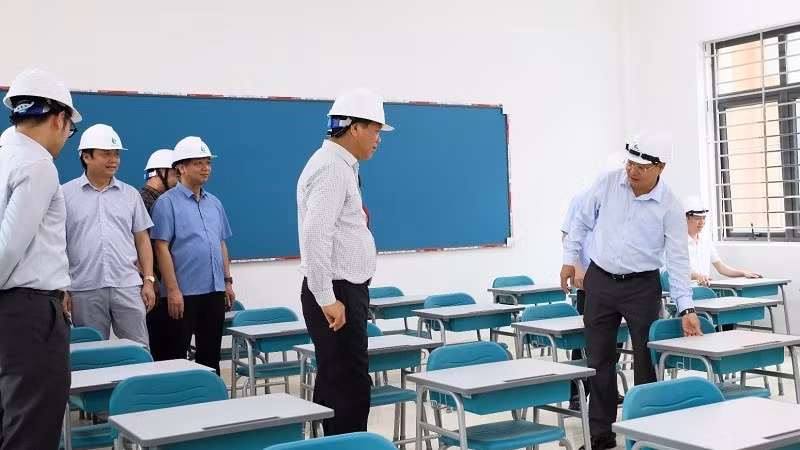 Đồng chí Lê Minh Ngân, Ủy viên Trung ương Đảng, Bí thư Tỉnh ủy Lai Châu kiểm tra thiết bị phục vụ học tập của học sinh tại Trường Nội trú liên cấp Phong Thổ. 