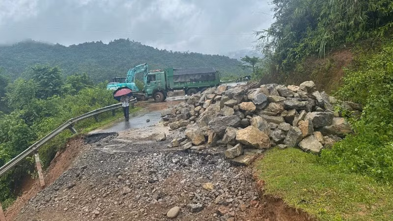 Khắc phục sự cố Quốc lộ 6 bị mưa lũ cuốn trôi nền và mặt đường đợt mưa lớn tại các tỉnh miền núi phía tây bắc bộ giữa tháng 7 vừa qua.
