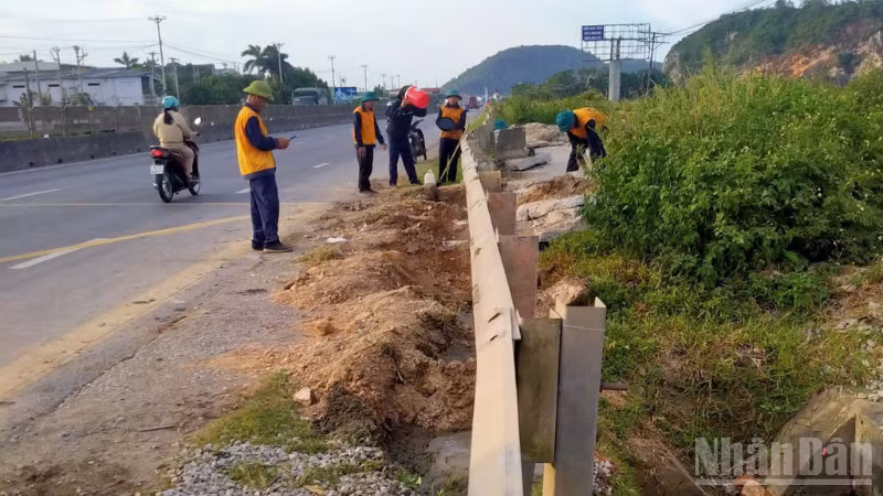Công nhân đường sắt Thanh Hóa thực hiện đóng lối đi tự mở nhằm bảo vệ an toàn giao thông đường sắt. 