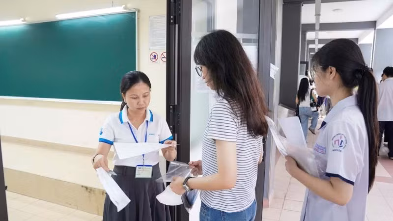 Thí sinh làm thủ tục vào phòng thi đánh giá năng lực đợt 2 năm 2026