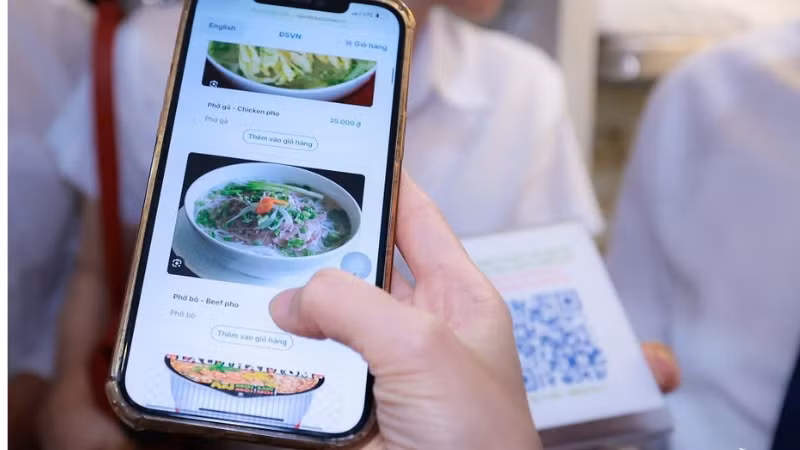 Tại mỗi ghế ngồi hoặc giường nằm đều được dán mã QR, hành khách sử dụng điện thoại quét mã để xem thực đơn, lựa chọn và đặt hàng.