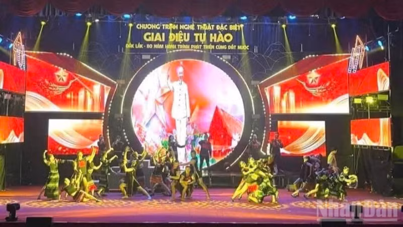 Một tiết mục nghệ thuật ca ngợi Chủ tịch Hồ Chí Minh tại chương trình.