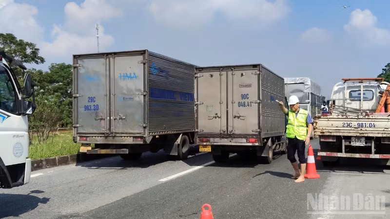 Lực lượng chức năng tích cực phân luồng tại vị trí còn ngập sâu trên cao tốc Hà Nội-Thái Nguyên.