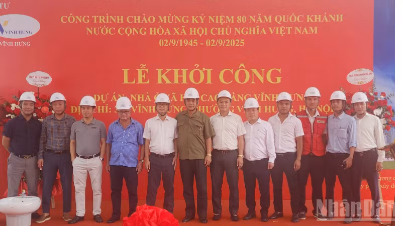 Đại diện Ủy ban nhân dân thành phố Hà Nội và chủ đầu tư dự án tại lễ khởi công.