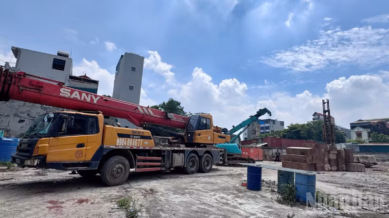 Công trường thi công đoạn đường mẫu sử dụng kết cấu bản rỗng dự ứng lực V+.
