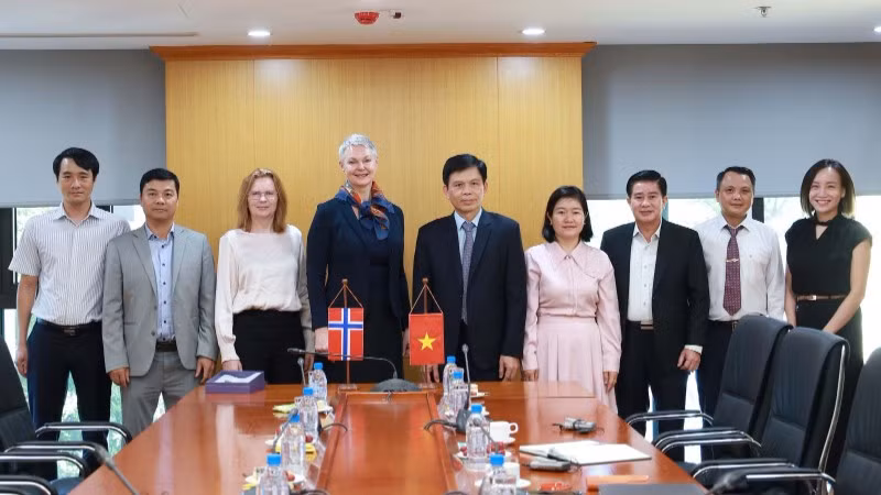 Thứ trưởng Lê Anh Tuấn, Đại sứ Hilde Solbakken cùng các đại biểu tại buổi tiếp. (Ảnh: Cổng thông tin Bộ Xây dựng)