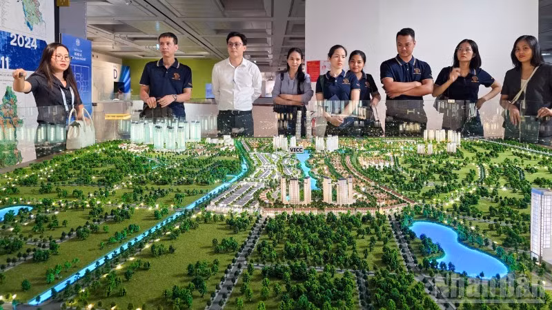 Khách tham quan triển lãm tại hội nghị Công bố Quy hoạch Thủ đô Hà Nội tầm nhìn 100 năm và Xúc tiến đầu tư năm 2026. (Ảnh: Ngọc Duy)