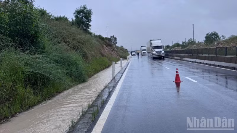 Khu Quản lý đường bộ IV và lực lượng Cảnh sát giao thông tỉnh Lâm Đồng đặt biển cảnh báo và hướng dẫn phân luồng cho các phương tiện lưu thông an toàn từ 10 giờ sáng 30/10.