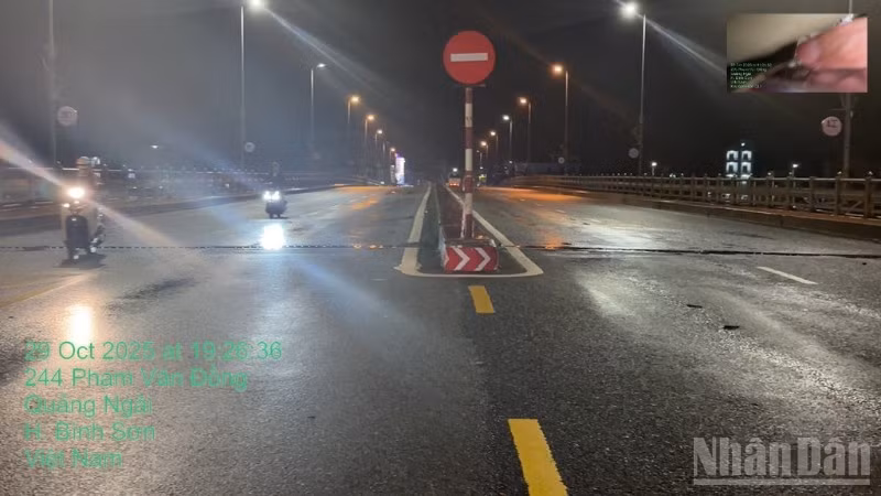 Vào lúc 19 giờ 30 tối 29/10, do nước rút nên Khu Quản lý đường bộ đã thông xe Cầu Châu Ổ sau gần nửa cấm cầu do mực nước dâng cao đe dọa an toàn giao thông.