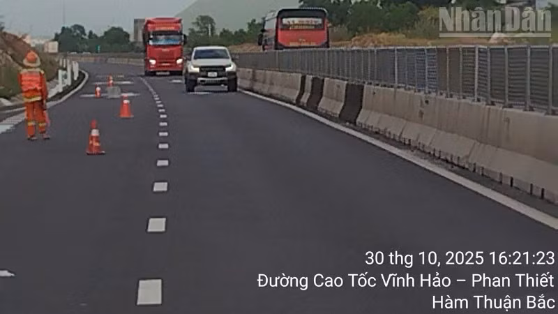Cao tốc Vĩnh Hảo-Phan Thiết đã thông xe 2 chiều từ 16 giờ chiều 30/10.