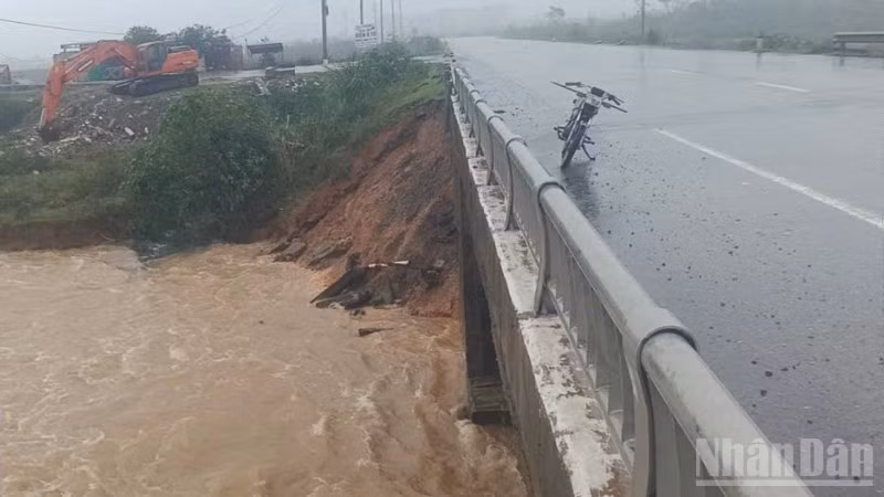 Sạt lở ta-luy âm đe dọa sụt mố cầu tại vị trí Km561+00-Km595+00 (đoạn thuộc tuyến tránh Quốc lộ 1A qua thị xã Kỳ Anh). 