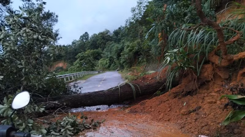Sạt lở ta-luy trên Quốc lộ 6.