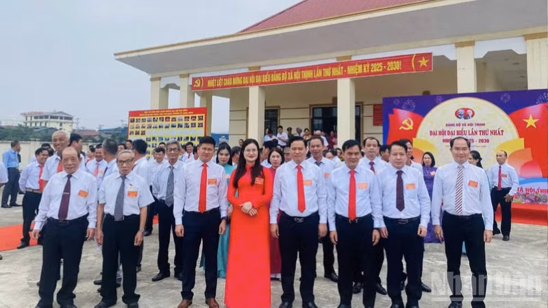 Các đại biểu phấn khởi tham dự Đại hội Đảng bộ xã Hội Thịnh.