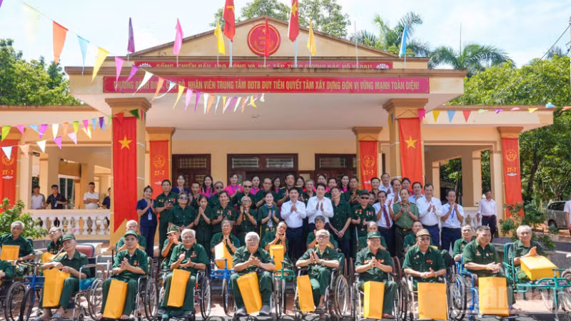 Chủ tịch nước Lương Cường tặng quà các thương binh tại Trung tâm điều dưỡng thương binh Duy Tiên nhân dịp 27/7