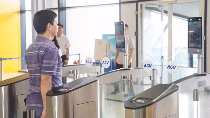 Hành khách làm thủ tục sinh trắc học tại cửa kiểm soát an ninh hàng không.