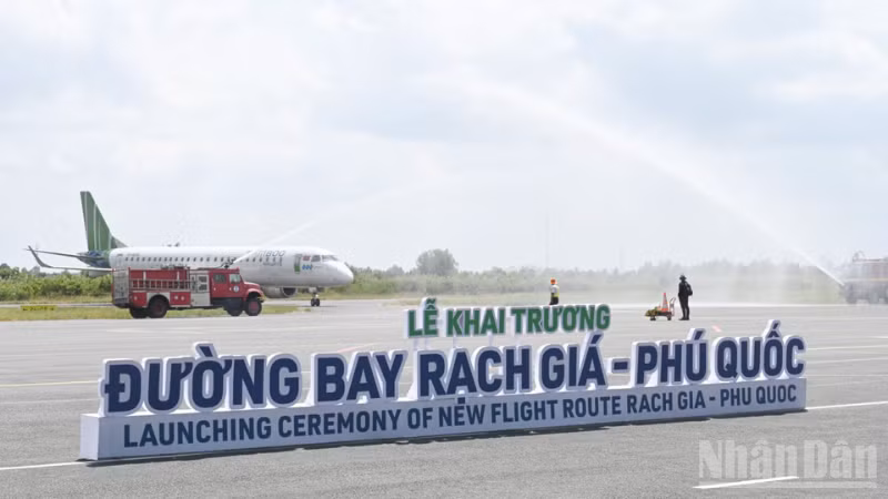 Hiện hệ thống Cảng hàng không Rạch Giá bao gồm đường băng dài 1.500m, rộng 30m; đường lăn nối 49,28m x 15m; sân đỗ máy bay 165,7m x 87,6m nên chỉ có thể tiếp nhận được máy bay có công suất nhỏ.