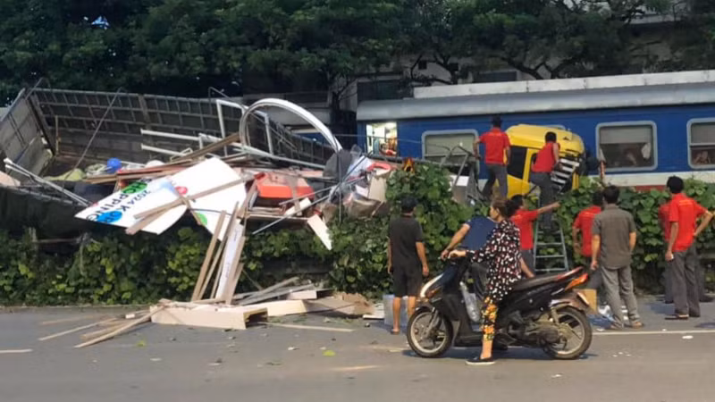 Vụ tai nạn đường sắt xảy ra hôm 4/9/2024, trước cửa nhà số 486 đường Ngọc Hồi (Văn Điển, Thanh Trì, Hà Nội), một ô-tô tải chở phế liệu đã bị biến dạng khi cố tình băng qua khu vực đường sắt có đường ngang và biển báo. (ẢNH: BÁO NHÂN DÂN)