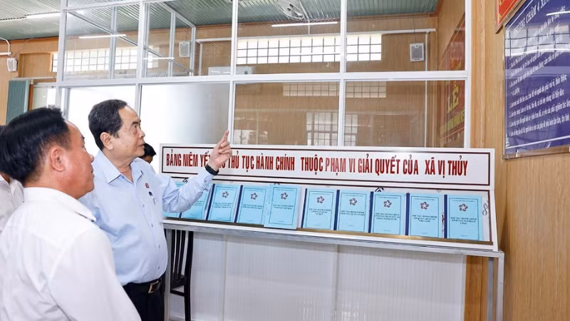Chủ tịch Quốc hội Trần Thanh Mẫn trao đổi với cán bộ của Trung tâm phục vụ hành chính công xã Vị Thủy. (Ảnh: TTXVN)