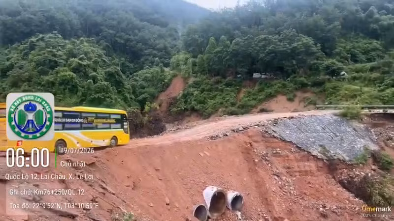 Ô-tô đã có thể di chuyển qua đoạn Quốc lộ bị nước lũ cuốn trôi hôm 16/7. (Ảnh: cắt từ clip)