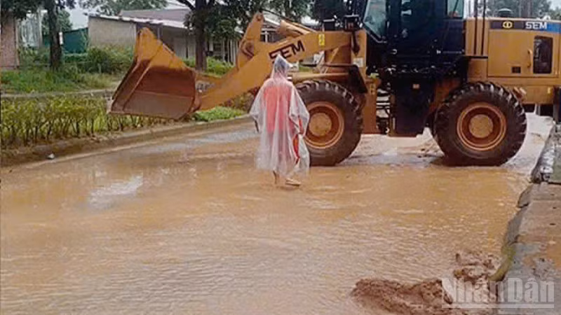 Lực lượng chức năng thuộc Cục Đường bộ Việt Nam thực hiện công tác cứu hộ trên địa bàn thành phố Huế.