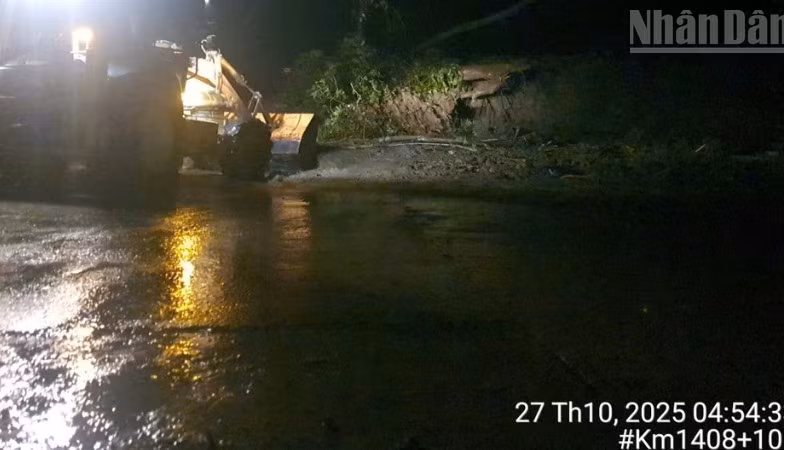 Lực lượng chức năng xuyên đêm khắc phục hậu quả mưa lũ lớn để thông đường và điều phối giao thông an toàn.