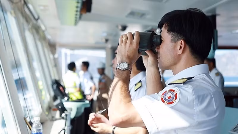 Ảnh minh họa: Một hoa tiêu tàu đang thực hiện nhiệm vụ.