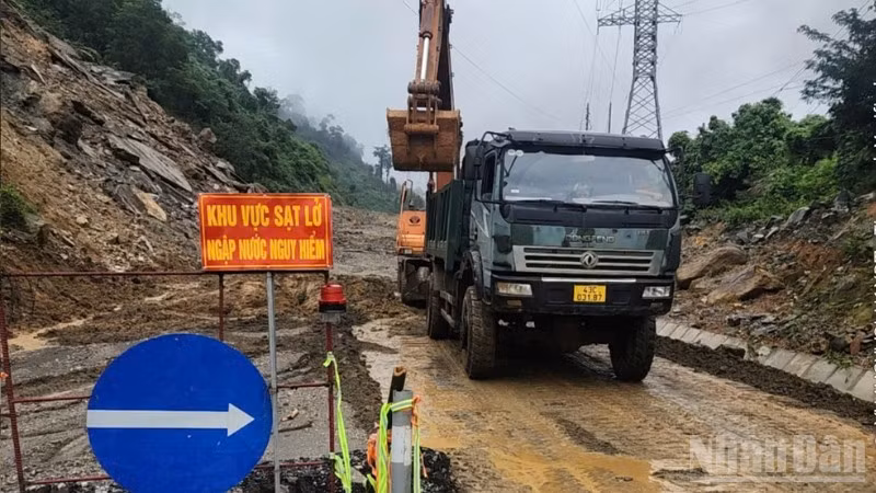 Thời tiết thuận lợi, các đơn vị bảo dưỡng khắc phục sạt lở đỡ vất vả hơn so với những ngày trước đó.