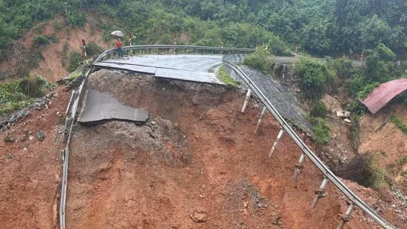 Nền đường và mặt đường trên Quốc lộ 12 bị mưa lũ cuốn trôi khoảng 50m đoạn Km76+250. (Ảnh: Cục đường bộ Việt Nam)