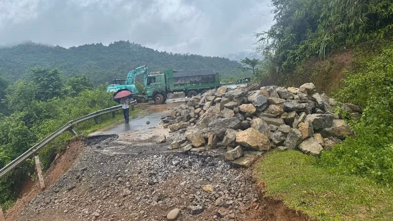 Hình ảnh ghi lại sáng 16/7, cho thấy mặt đường, nền đường trên Quốc lộ 12 bị lũ cuốn trôi.