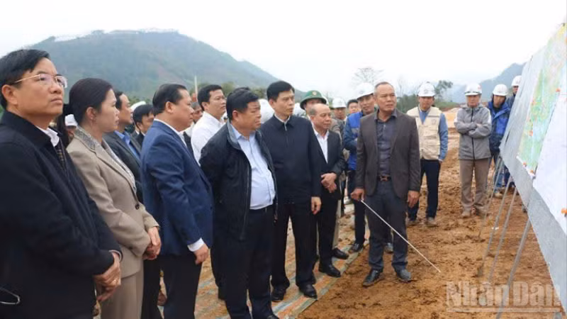 Phó Thủ tướng Chính phủ Nguyễn Chí Dũng trực tiếp kiểm tra hiện trường dự án cao tốc bắc-nam. (Ảnh: Báo Nhân Dân)
