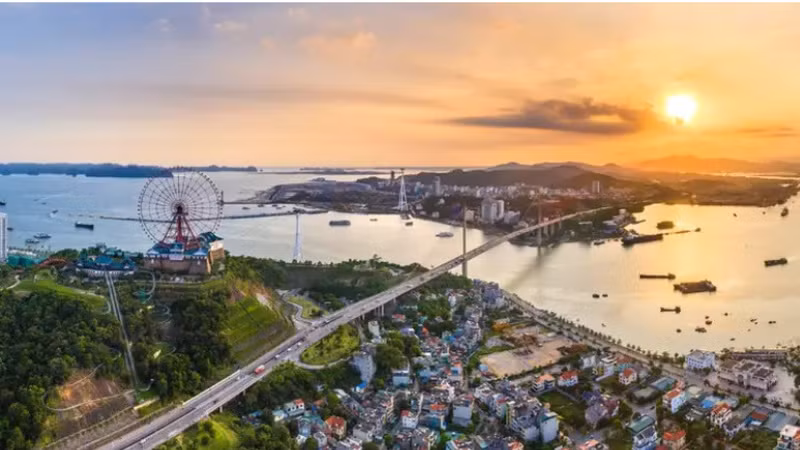 Cầu Bãi Cháy nối 2 phường Bãi và Hồng Gai của tỉnh Quảng Ninh.