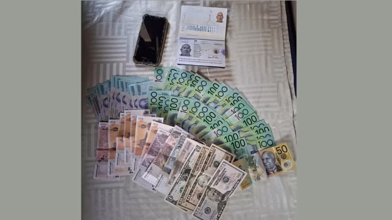 Số tài sản khách bỏ quên được tiếp viên tàu SE7 Trần Đức Thuyết phát hiện trao trả.