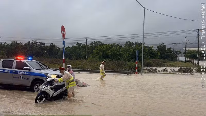 Lực lượng Cảnh sát giao tại Khánh Hòa (Ninh Thuận) hỗ trợ người tham gia giao thông trên tuyến Quốc lộ 1.
