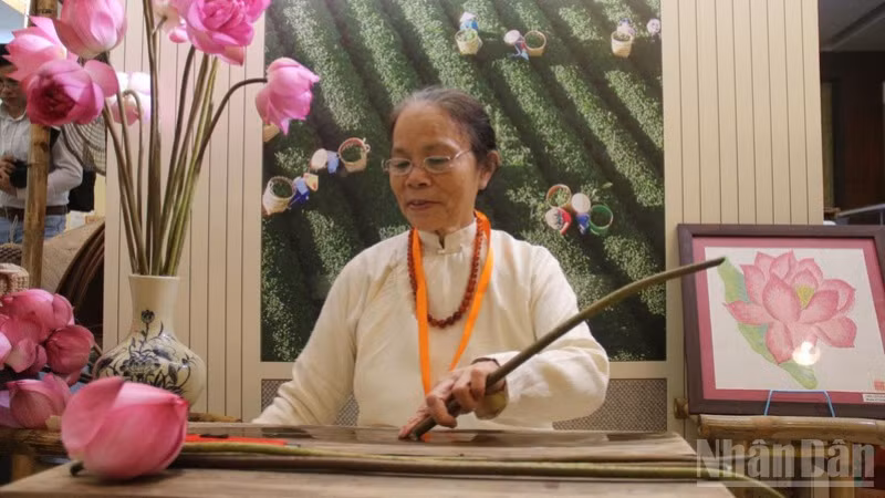 Nghệ nhân Phan Thị Thuận với mong muốn người dân sống hạnh phúc bằng nghề truyền thống.