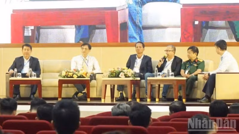 Các chuyên gia tham gia tọa đàm tại hội thảo.