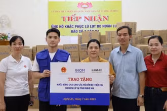 Cán bộ Cục Đê điều và Phòng, chống thiên tai cùng các nhà tài trợ trao tặng nước sạch tới các hộ dân 3 xã tại Nghệ An. (Ảnh: Cục Đê điều và Phòng chống thiên tai)