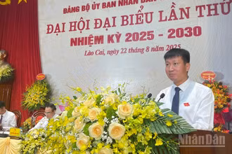 Bí thư Đảng bộ, Chủ tịch Ủy ban nhân dân tỉnh Lào Cai, Trần Huy Tuấn phát biểu tại đại hội. (Ảnh: THANH SƠN)