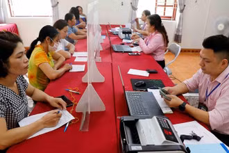 Khách hàng giao dịch tại Điểm giao dịch xã của Phòng giao dịch Ngân hàng Chính sách xã hội Văn Quan.