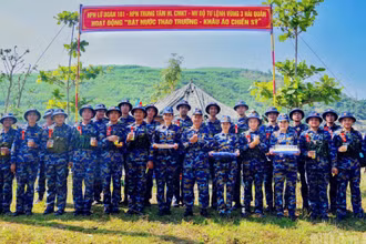 Giữa thao trường nắng lửa Vùng 3 Hải quân, những ly nước mát, phần quà nhỏ và lời động viên chân tình từ các hội viên phụ nữ tiếp thêm sức mạnh cho chiến sĩ mới trong những ngày đầu quân ngũ.