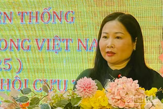 Phó Chủ tịch Ủy ban nhân dân tỉnh Lào Cai Vũ Thị Hiền Hạnh phát biểu tại lễ kỷ niệm. (Ảnh: THANH SƠN)