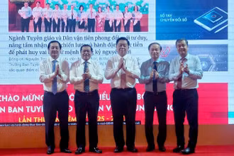 Đồng chí Nguyễn Trọng Nghĩa (giữa) nhấn nút khai trương hệ thống thông tin của Ban Tuyên giáo và Dân vận Trung ương. 