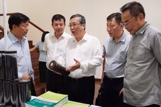 Thứ trưởng Bộ Nông nghiệp và Môi trường Hoàng Trung thăm quan gian hàng tại Hội nghị tham vấn “Đề án sản xuất trồng trọt giảm phát thải giai đoạn 2025-2035”.