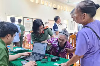 Công an hỗ trợ, thu nhận thông tin từ thân nhân liệt sĩ.