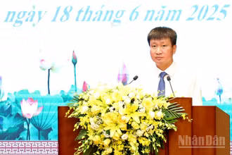 Bí thư Tỉnh ủy Yên Bái Trần Huy Tuấn chúc mừng các nhà báo tại buổi lễ. (Ảnh: THANH SƠN)