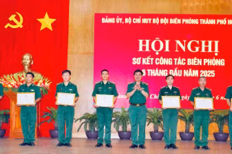 Chỉ huy trưởng Bộ Chỉ huy Biên phòng Thành phố biểu dương những đơn vị có thành tích công tác tốt.